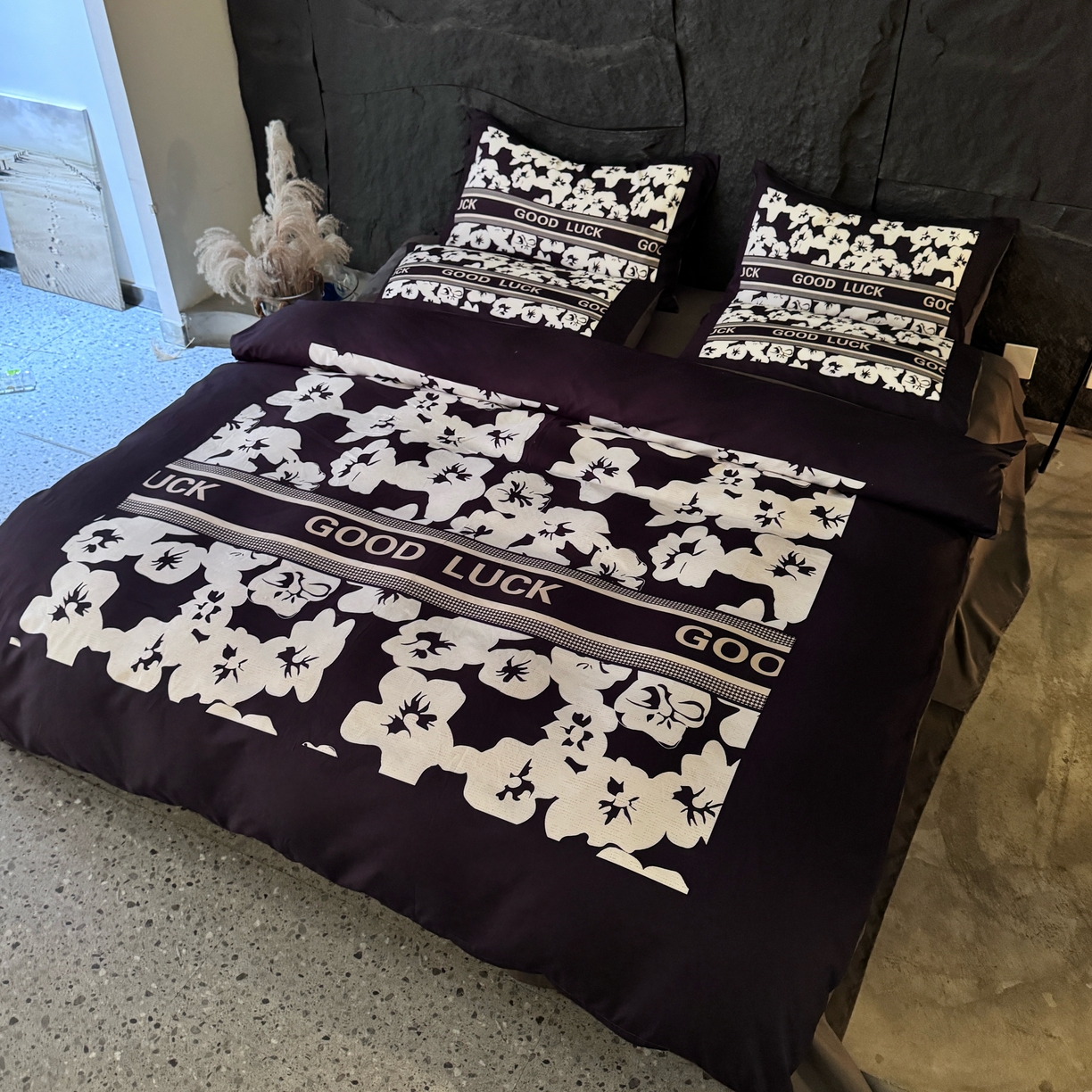 91家纺网 家纺一手货源 找家纺 丽斐 2025新款磨毛数码印花四件套 磨毛黑栀子花