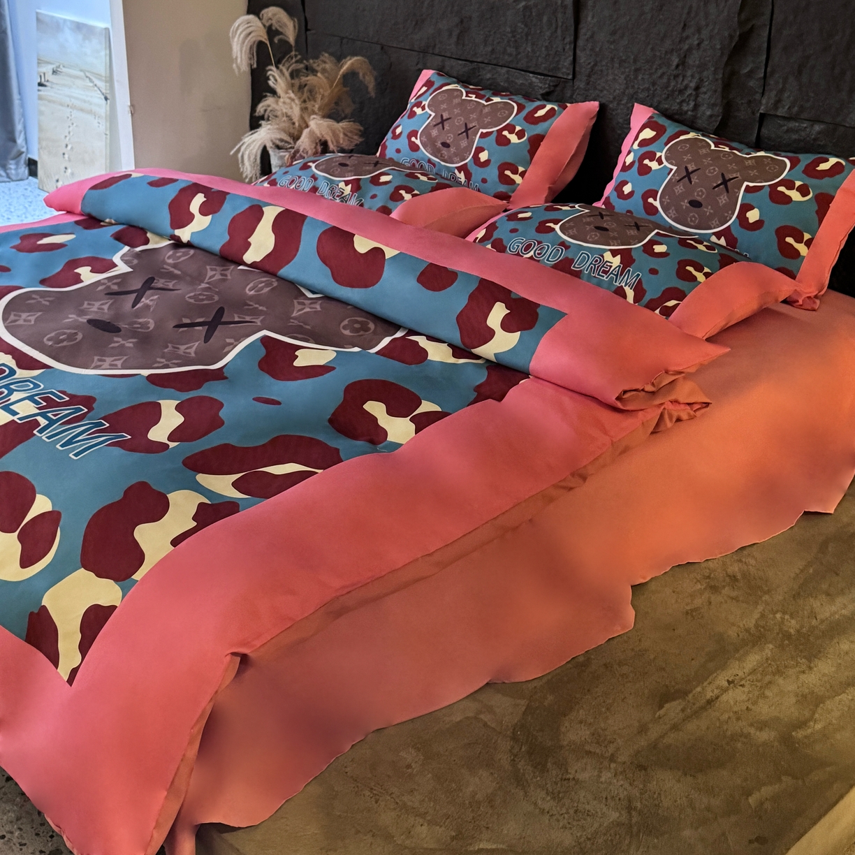 91家纺网 家纺一手货源 找家纺 丽斐 2025新款磨毛数码印花四件套 磨毛蓝粉豹纹