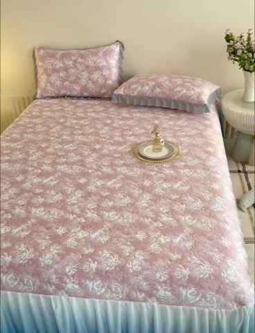 91家纺网 家纺一手货源 找家纺 冬然家纺 2025新款冰豆豆席子凉席床裙款 梦幻玫瑰-粉