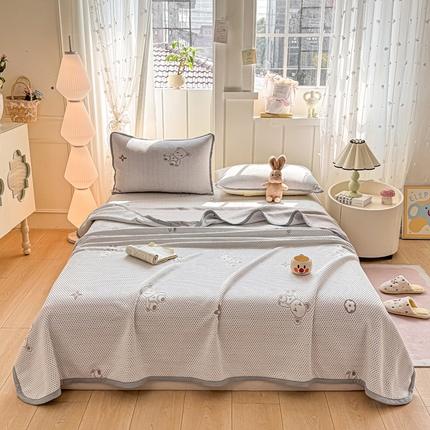 91家纺网 家纺一手货源 找家纺 家喜爱 2025新款A类5D华夫格冰豆豆针织棉夏被盖毯 暴力熊-咖色