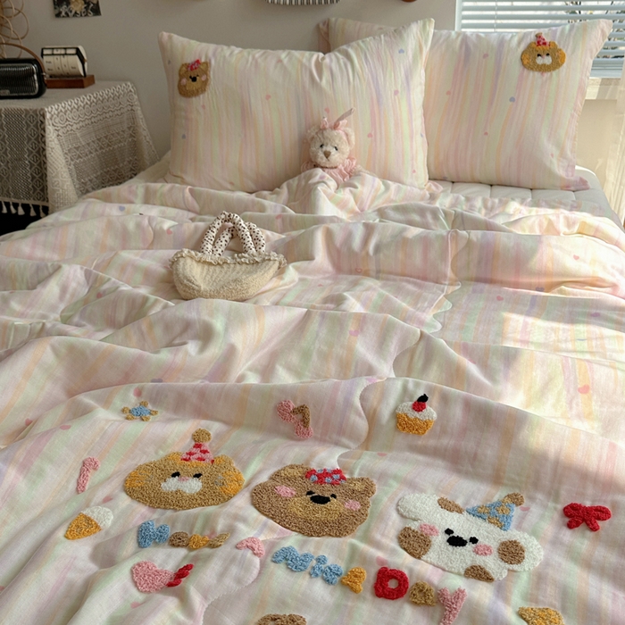 91家纺网 家纺一手货源 找家纺  曼町家居 全棉双层纱毛巾绣夏被三件套 萌趣熊抱