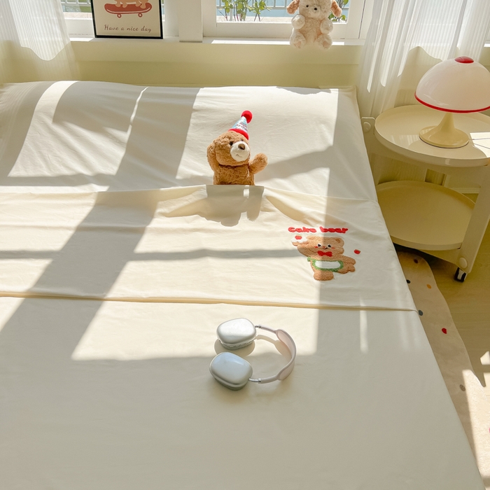 91家纺网 家纺一手货源 找家纺 柒星睡袋 2025新款款40支全棉纯色毛巾绣可拆分隔脏睡袋 蛋糕小熊 米白