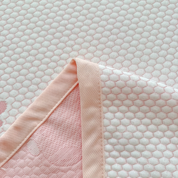 91家纺网 家纺一手货源 找家纺 绣女坊 2025新款冰豆豆提花凉席三件套 卡皮巴拉-粉色