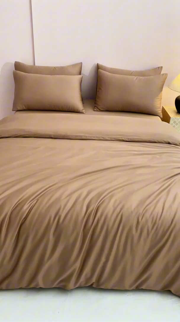91家纺网 家纺一手货源 找家纺 闲鱼家纺 2025新款亲肤舒适60S黑标A类全棉纯色四件套单被套单床笠-风格一单被套单床笠-风格二 香槟驼