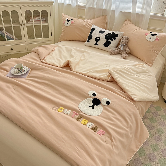 91家纺网 家纺一手货源 找家纺 眠帛家居 2025新款A类水洗皱皱纱毛巾绣夏被四件套 熊宝-奶茶