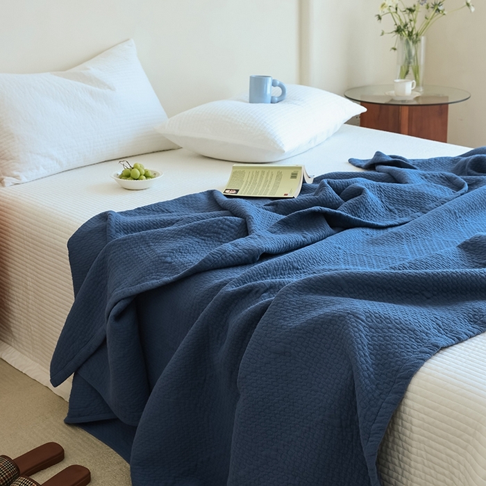 91家纺网 家纺一手货源 找家纺 雯雨家纺2025新款A类全棉加厚六层纱提花纯色盖毯 六层纱-深蓝