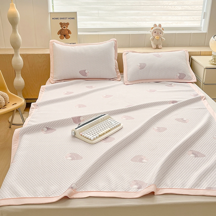 91家纺网 家纺一手货源 找家纺 绣女坊 2025新款冰豆豆提花凉席三件套 草莓