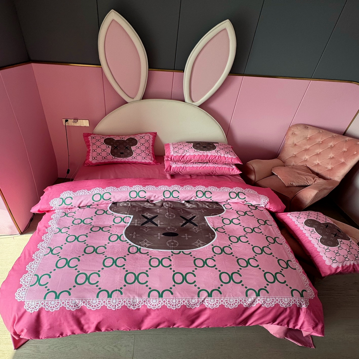 91家纺网 家纺一手货源 找家纺 丽斐 2025新款磨毛数码印花四件套 磨毛粉色ccoco