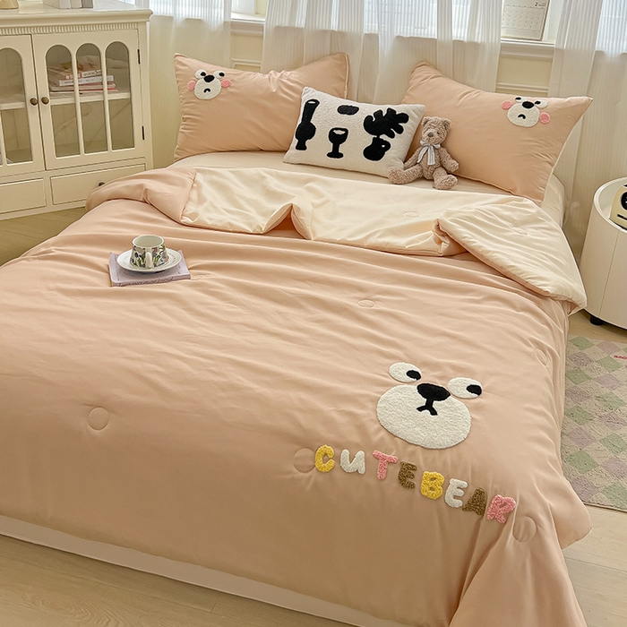 91家纺网 家纺一手货源 找家纺 眠帛家居 2025新款A类水洗皱皱纱毛巾绣夏被四件套 熊宝-奶茶