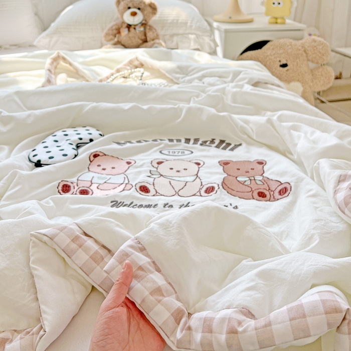 91家纺网 家纺一手货源 找家纺 海岛哥哥 2025年新款绣花夏被 三只小熊-咖