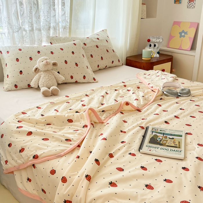 91家纺网 家纺一手货源 找家纺 葡萄家 2025新款A类母婴级大豆纤维牛奶丝针织棉夏凉被（提供买家秀）草莓点点