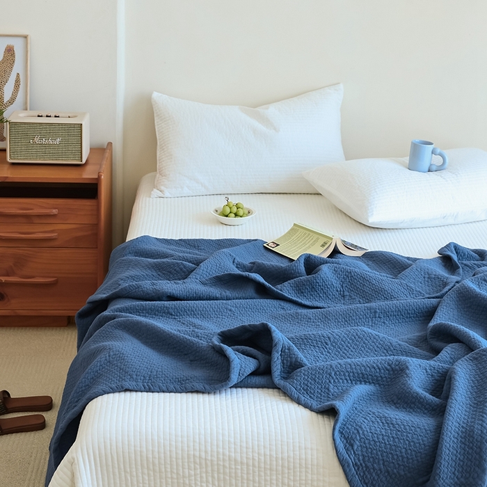 91家纺网 家纺一手货源 找家纺 雯雨家纺2025新款A类全棉加厚六层纱提花纯色盖毯 六层纱-深蓝