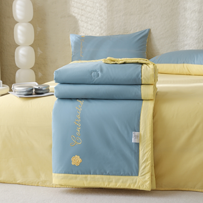 91家纺网 家纺一手货源 找家纺 简宜家居（朝初家纺） 2025新款纯棉刺绣山茶花大豆被 山茶花-蓝黄