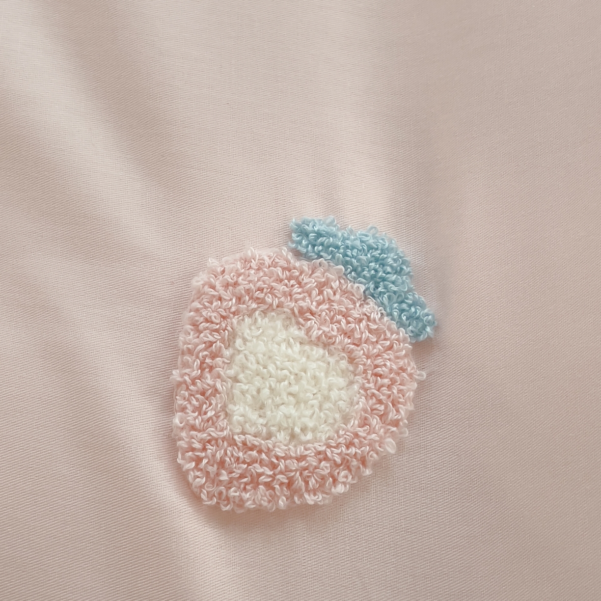 91家纺网 家纺一手货源 找家纺 锦觅家纺  2025新款奶油小清新毛巾绣全棉纯棉四件套-风格一（专版散花必须控价） 草莓兔兔