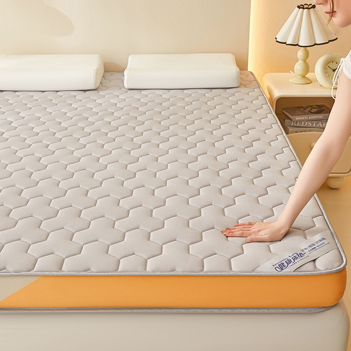 91家纺网 家纺一手货源 找家纺 锦逸2025新款牛奶丝乳胶床垫 三角格黑