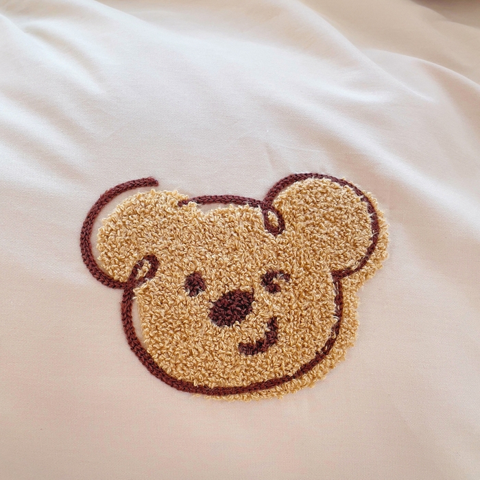 91家纺网 家纺一手货源 找家纺 锦觅家纺  2025新款奶油小清新毛巾绣全棉纯棉四件套-风格一（专版散花必须控价） 萌趣小熊