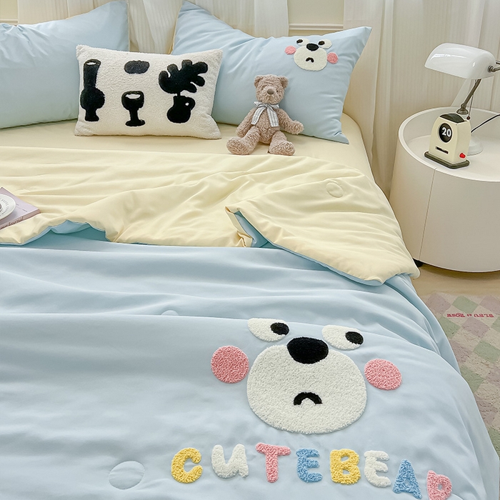 91家纺网 家纺一手货源 找家纺 眠帛家居 2025新款A类水洗皱皱纱毛巾绣夏被四件套 熊宝-天空蓝