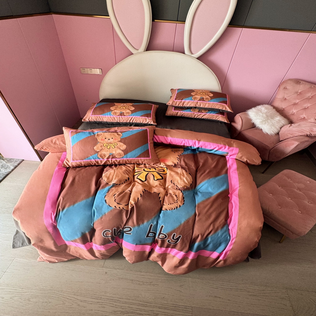 91家纺网 家纺一手货源 找家纺 丽斐 2025新款磨毛数码印花四件套 磨毛咖蓝beat