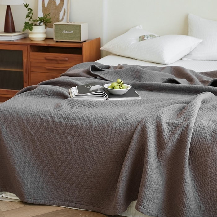 91家纺网 家纺一手货源 找家纺 雯雨家纺2025新款A类全棉加厚六层纱提花纯色盖毯 六层纱-深灰