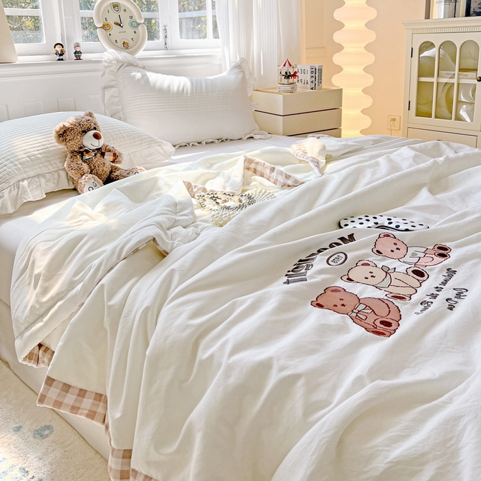 91家纺网 家纺一手货源 找家纺 海岛哥哥 2025年新款绣花夏被 三只小熊-咖