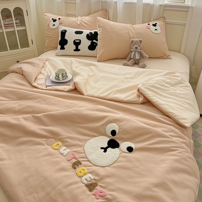 91家纺网 家纺一手货源 找家纺 眠帛家居 2025新款A类水洗皱皱纱毛巾绣夏被四件套 熊宝-奶茶