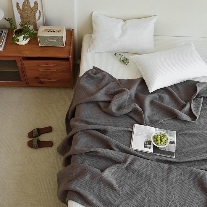 91家纺网 家纺一手货源 找家纺 雯雨家纺2025新款A类全棉加厚六层纱提花纯色盖毯 六层纱-深灰