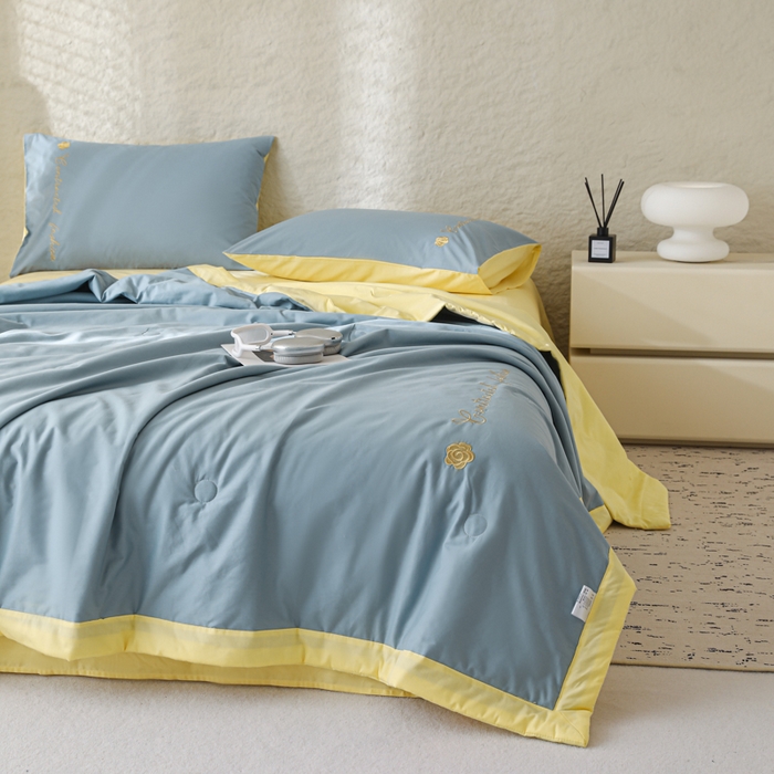 91家纺网 家纺一手货源 找家纺 简宜家居（朝初家纺） 2025新款纯棉刺绣山茶花大豆被 山茶花-蓝黄