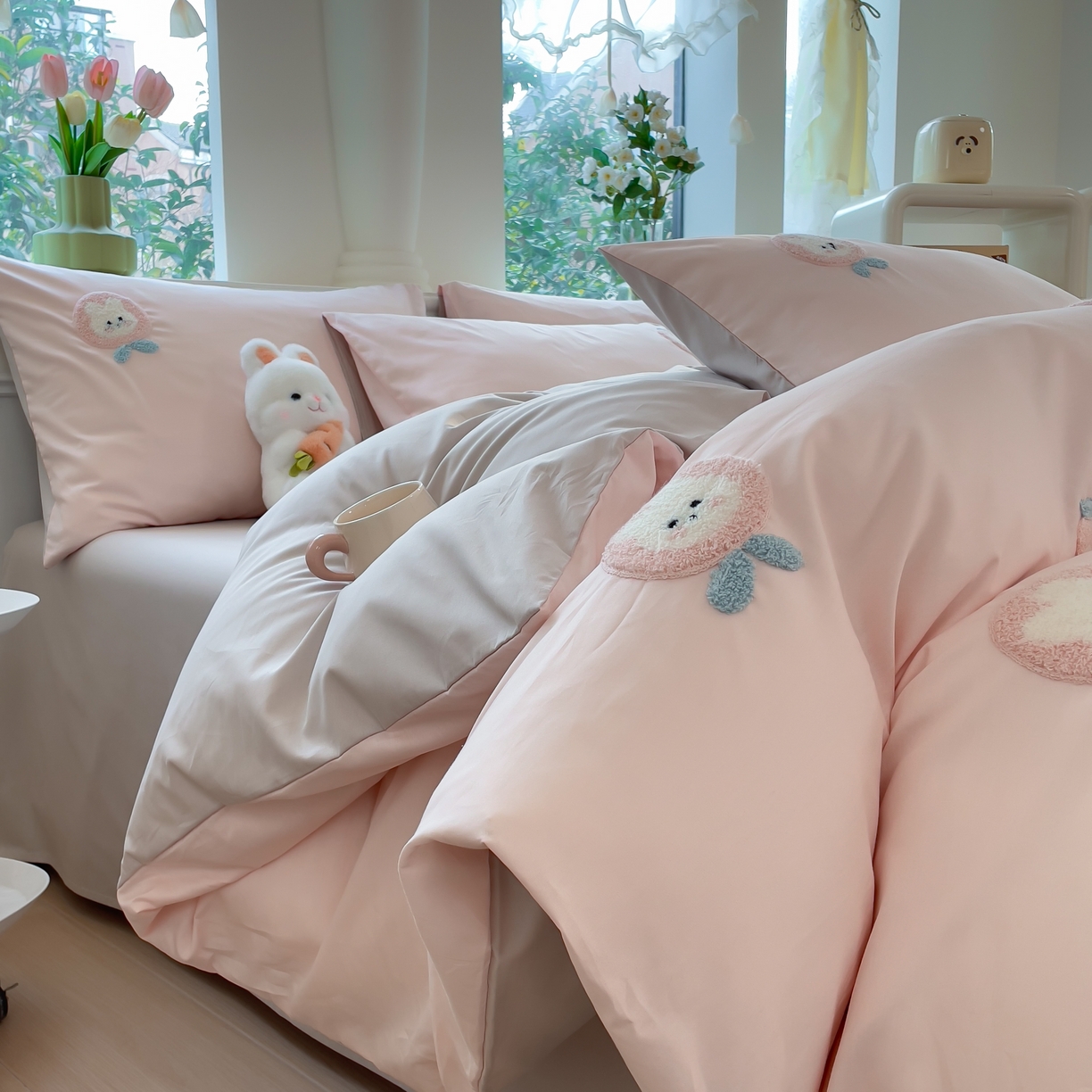 91家纺网 家纺一手货源 找家纺 锦觅家纺  2025新款奶油小清新毛巾绣全棉纯棉四件套-风格一（专版散花必须控价） 草莓兔兔