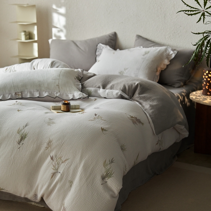 91家纺网 家纺一手货源 找家纺 安莱生活2025年新款全棉精梳棉双层纱绉纱数码印花四件套及夏凉被系列3 水竹烟