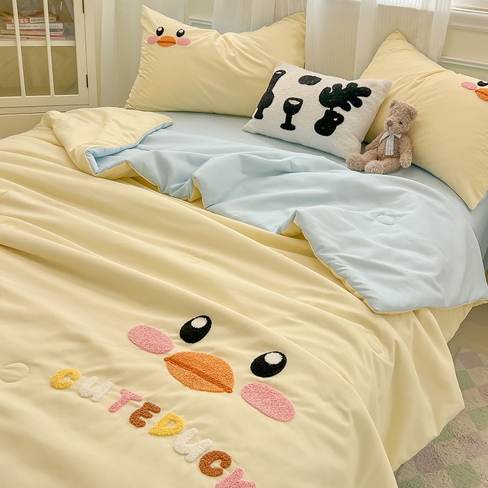 91家纺网 家纺一手货源 找家纺 眠帛家居 2025新款A类水洗皱皱纱毛巾绣夏被四件套 欢乐鸭