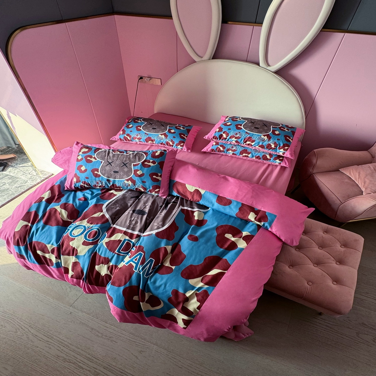 91家纺网 家纺一手货源 找家纺 丽斐 2025新款磨毛数码印花四件套 磨毛蓝粉豹纹