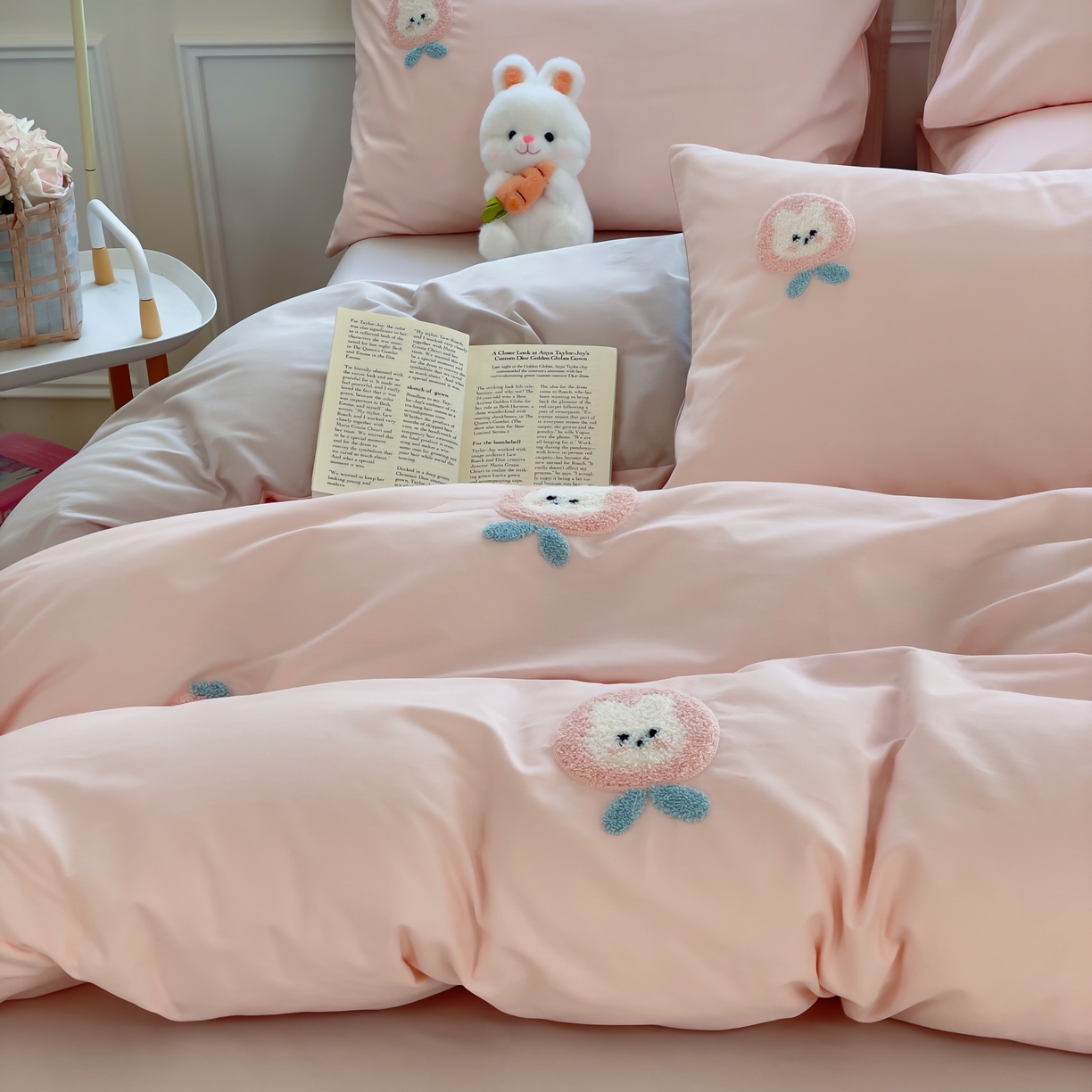 91家纺网 家纺一手货源 找家纺 锦觅家纺  2025新款奶油小清新毛巾绣全棉纯棉四件套-风格一（专版散花必须控价） 草莓兔兔