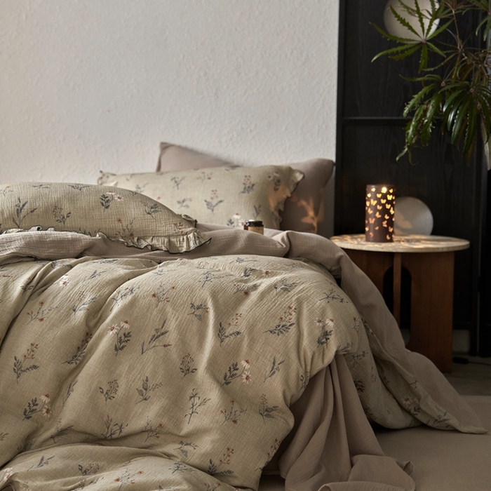 91家纺网 家纺一手货源 找家纺 安莱生活2025年新款全棉精梳棉双层纱绉纱数码印花四件套及夏凉被系列3 织麦-咖