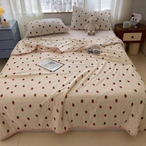 91家纺网 家纺一手货源 找家纺 葡萄家 2025新款A类母婴级大豆纤维牛奶丝针织棉夏凉被（提供买家秀）草莓点点