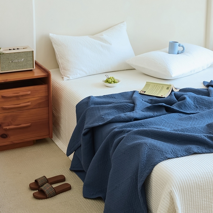 91家纺网 家纺一手货源 找家纺 雯雨家纺2025新款A类全棉加厚六层纱提花纯色盖毯 六层纱-深蓝