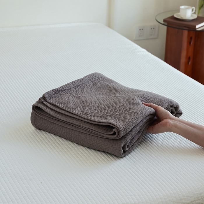 91家纺网 家纺一手货源 找家纺 雯雨家纺2025新款A类全棉加厚六层纱提花纯色盖毯 六层纱-深灰