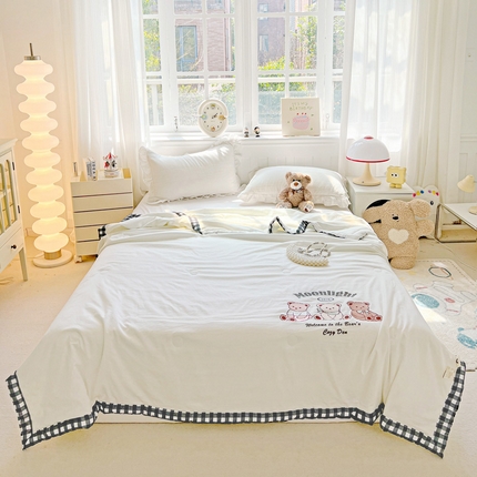 91家纺网 家纺一手货源 找家纺 2025年新款绣花夏被 三只小熊-黑