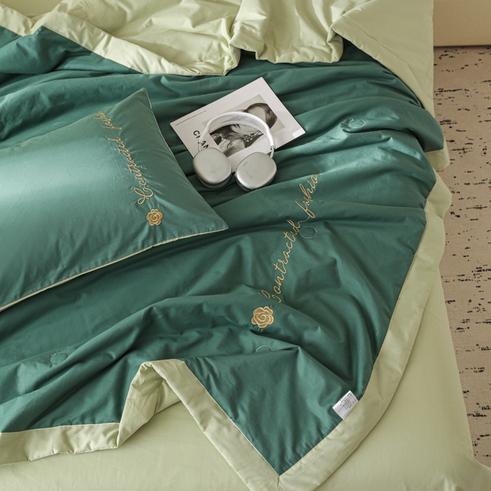 91家纺网 家纺一手货源 找家纺 简宜家居（朝初家纺） 2025新款纯棉刺绣山茶花大豆被 山茶花-水绿