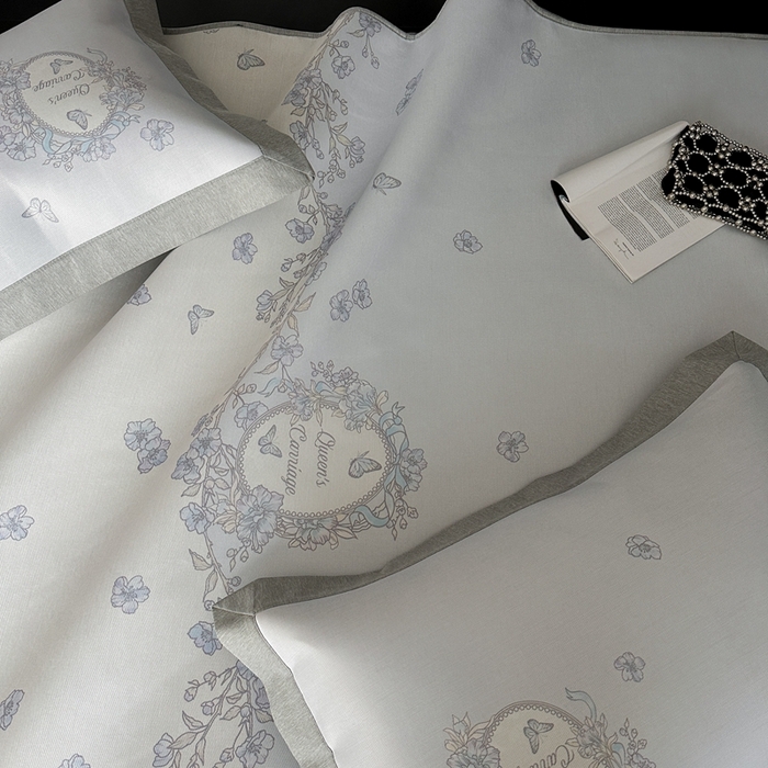 91家纺网 家纺一手货源 找家纺 三味舒屋 2025新款凉感抗菌南法恬谧系列大版数码印花冰丝床席-床笠 曼塔蓝-床笠款