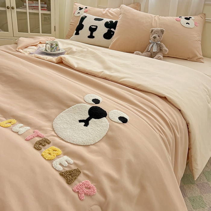 91家纺网 家纺一手货源 找家纺 眠帛家居 2025新款A类水洗皱皱纱毛巾绣夏被四件套 熊宝-奶茶