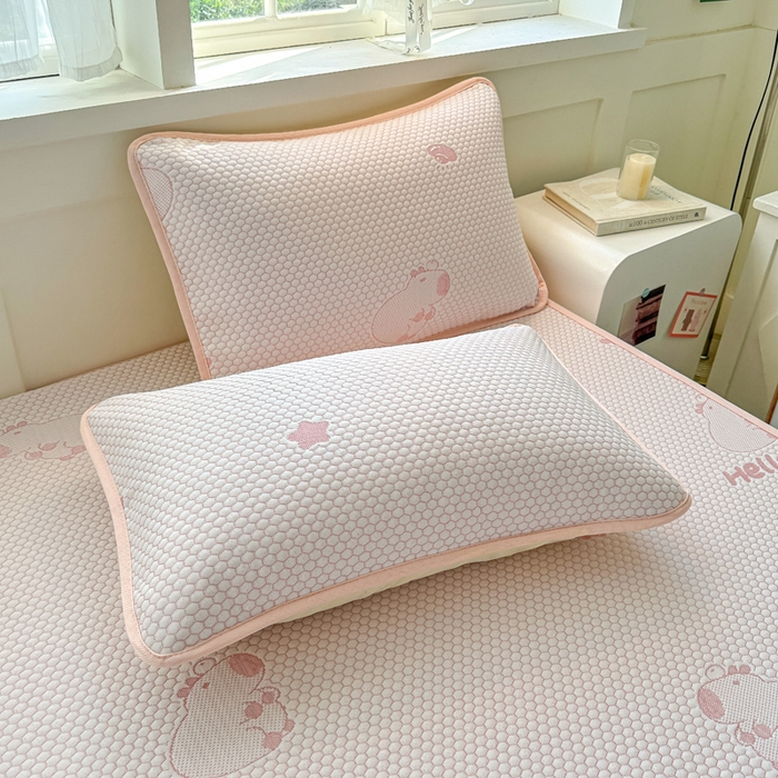 91家纺网 家纺一手货源 找家纺 绣女坊 2025新款冰豆豆提花凉席三件套 卡皮巴拉-粉色