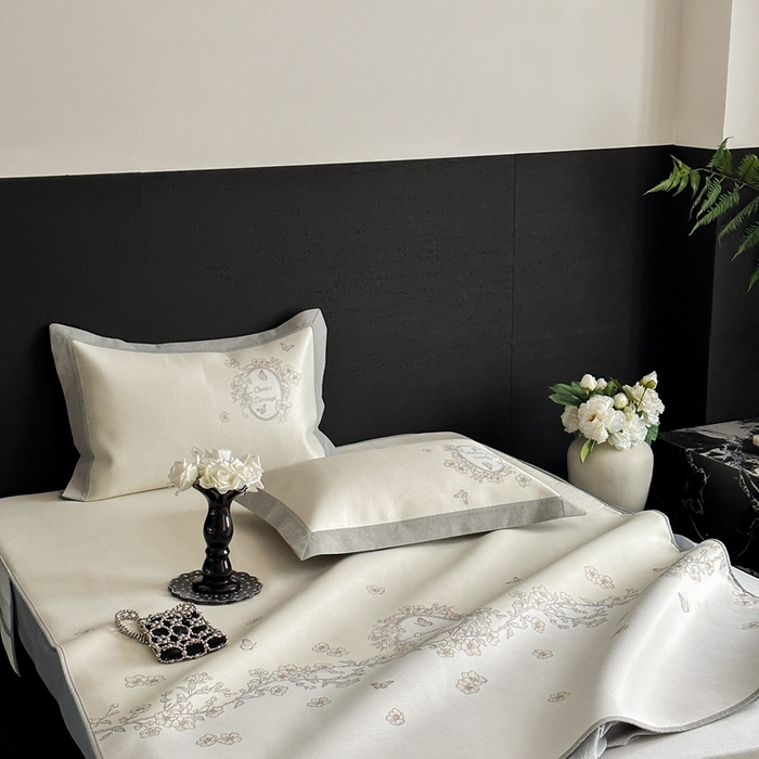 91家纺网 家纺一手货源 找家纺 三味舒屋 2025新款凉感抗菌南法恬谧系列大版数码印花冰丝床席-床笠 曼塔黄-床笠款