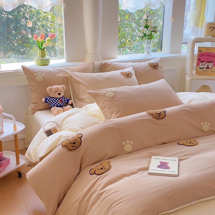 91家纺网 家纺一手货源 找家纺 锦觅家纺  2025新款奶油小清新毛巾绣全棉纯棉四件套-风格一（专版散花必须控价） 萌趣小熊