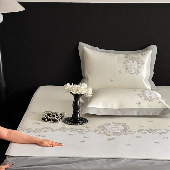 91家纺网 家纺一手货源 找家纺 三味舒屋 2025新款凉感抗菌南法恬谧系列大版数码印花冰丝床席-床笠 曼塔黄-床笠款