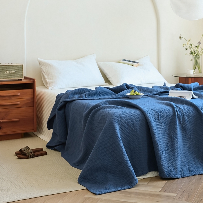 91家纺网 家纺一手货源 找家纺 雯雨家纺2025新款A类全棉加厚六层纱提花纯色盖毯 六层纱-深蓝