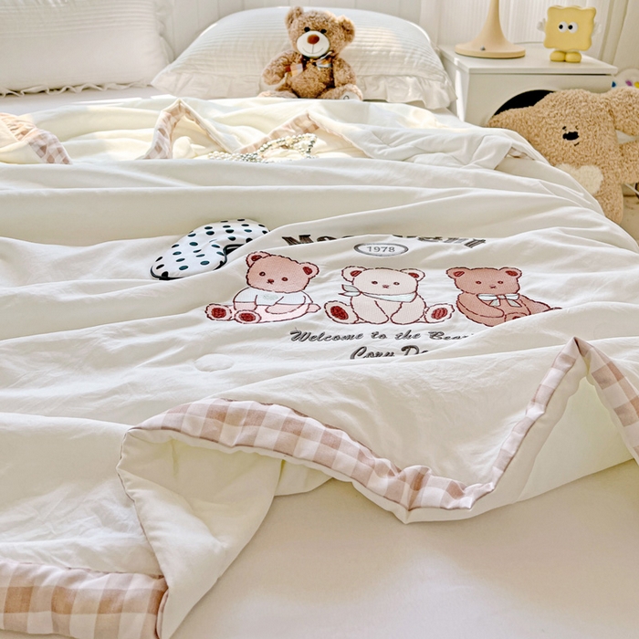 91家纺网 家纺一手货源 找家纺 海岛哥哥 2025年新款绣花夏被 三只小熊-咖