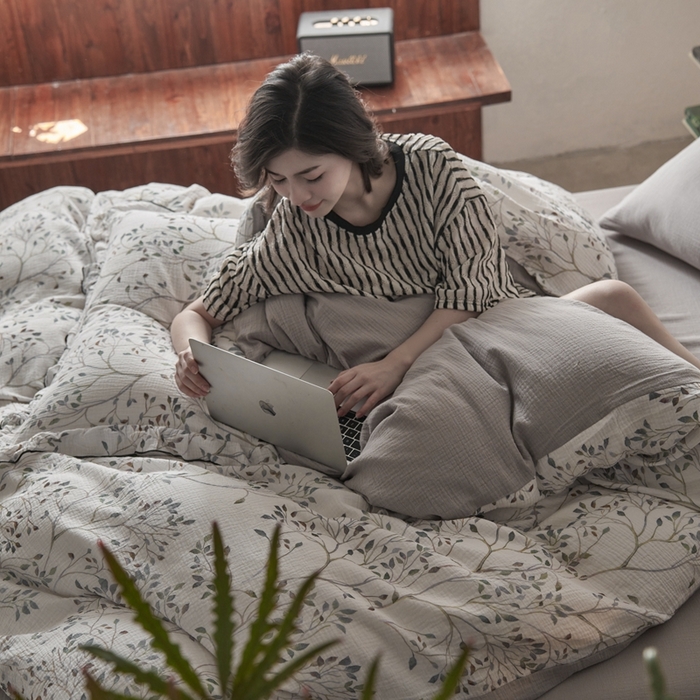 91家纺网 家纺一手货源 找家纺 安莱生活2025年新款全棉精梳棉双层纱绉纱数码印花四件套及夏凉被系列3 常青藤