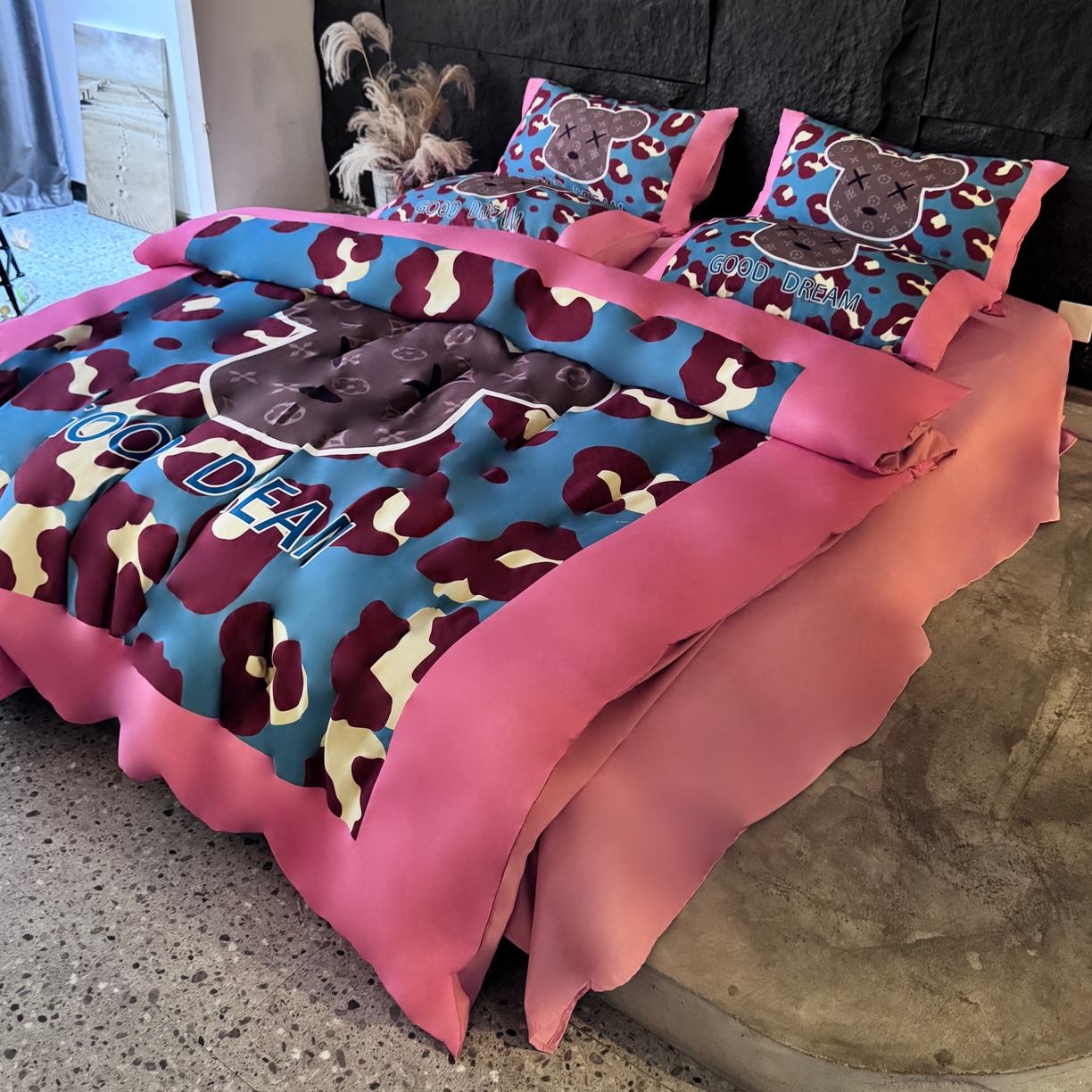 91家纺网 家纺一手货源 找家纺 丽斐 2025新款磨毛数码印花四件套 磨毛蓝粉豹纹