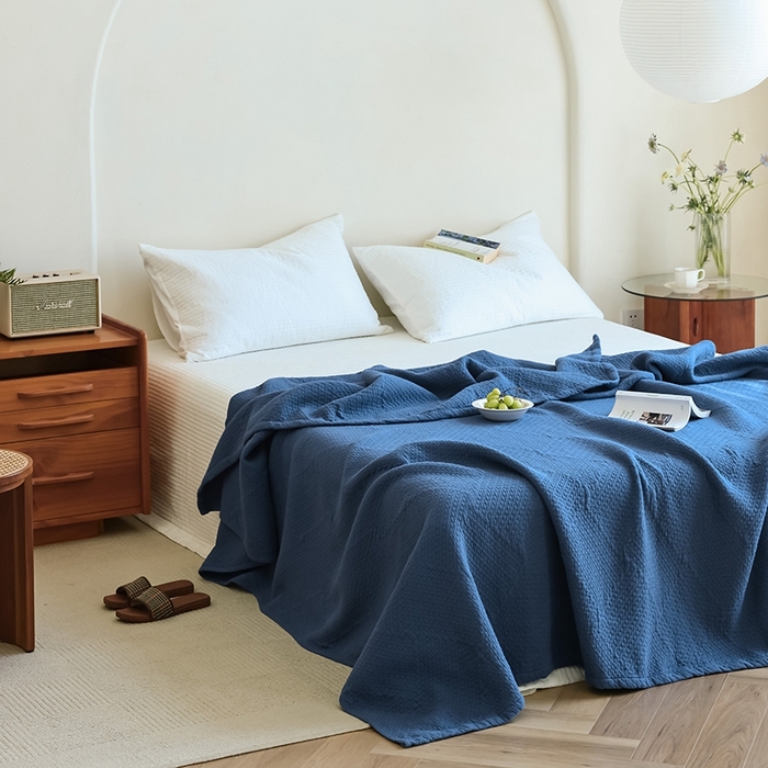 91家纺网 家纺一手货源 找家纺 雯雨家纺2025新款A类全棉加厚六层纱提花纯色盖毯 六层纱-深蓝