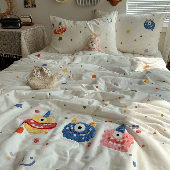 91家纺网 家纺一手货源 找家纺  曼町家居 全棉双层纱毛巾绣夏被三件套 哆啦趣梦